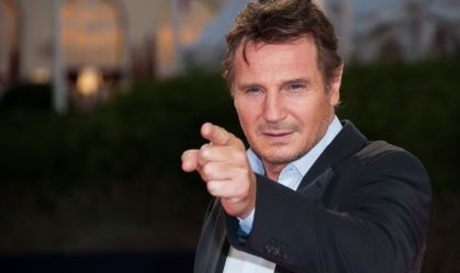 Liam Neeson adota visual diferente em "Corra que a Polícia Vem Aí"; veja