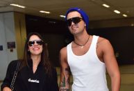 Assumidos? Luan Santana desembarca de mãos dadas com Jade Magalhães