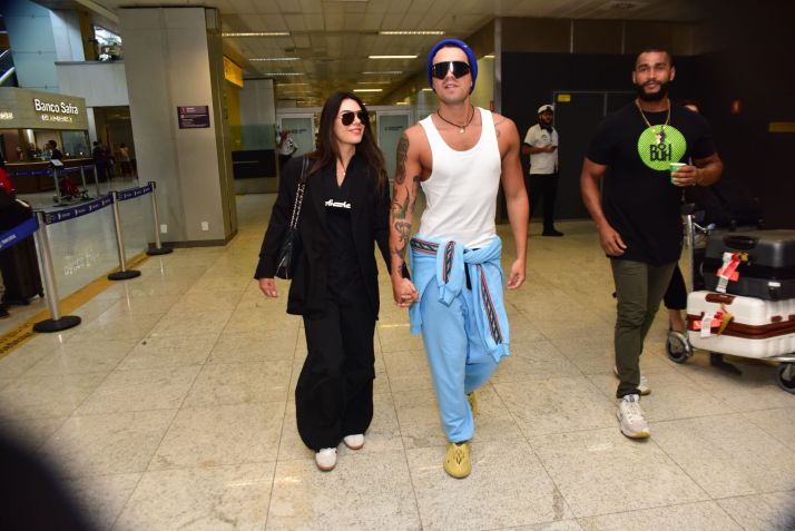 Jade Magalhães e Luan Santana de mãos dadas no Aeroporto de Guarulhos / Leo Franco/ Agnews