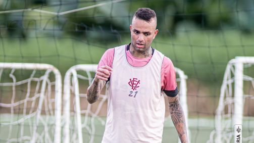 Luan em treino pelo Vitória