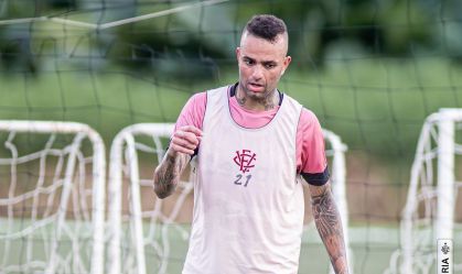 Luan em treino pelo Vitória
