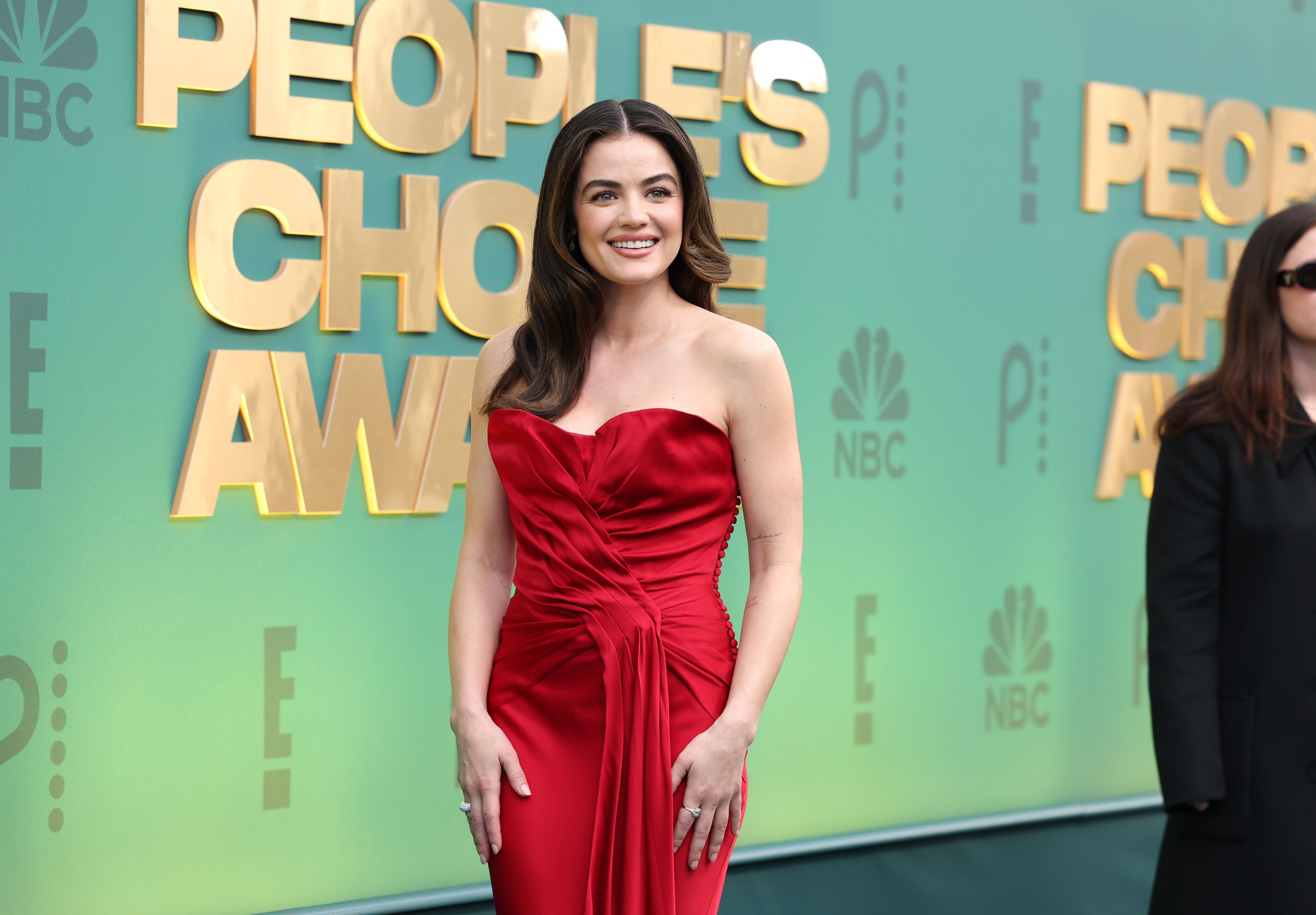 Lucy Hale no tapete vermelho do People's Choice Awards 2024