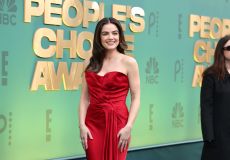 Lucy Hale no tapete vermelho do People&#039;s Choice Awards 2024