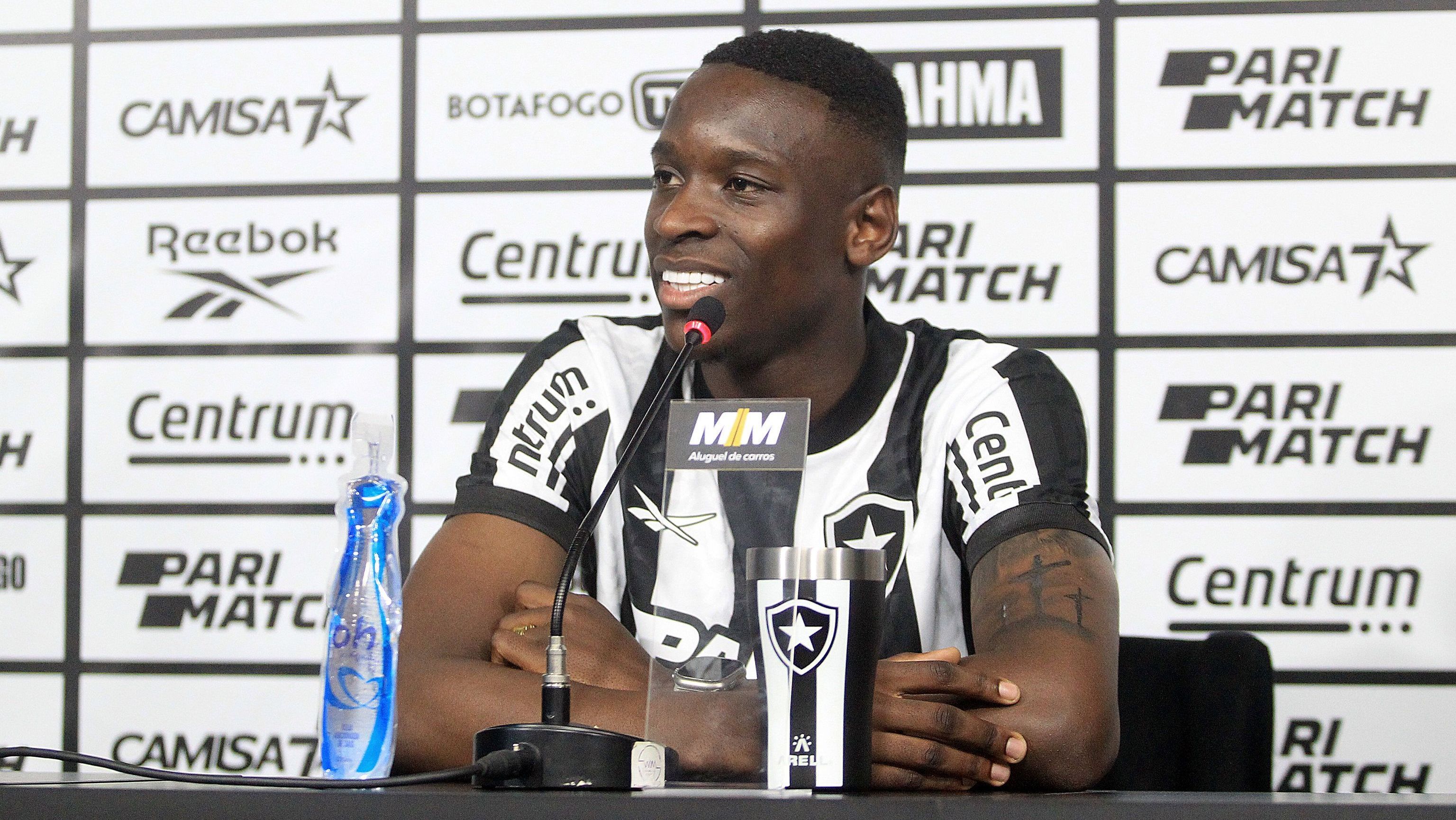 Luiz Henrique é apresentado no Botafogo