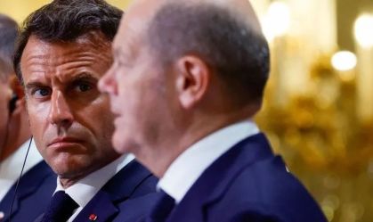 Presidente francês, Emmanuel Macron, e chanceler alemão, Olaf Scholz, em entrevista coletiva no Palácio do Eliseu, em Paris