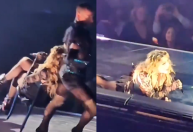 Madonna cai no palco durante performance, dá risada e segue cantando; veja