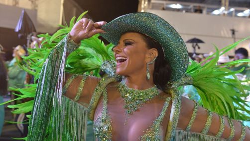 Viviave Araújo desfilou como rainha de bateria da Mancha Verde na sexta (9)