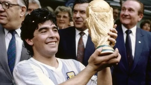 Maradona com taça