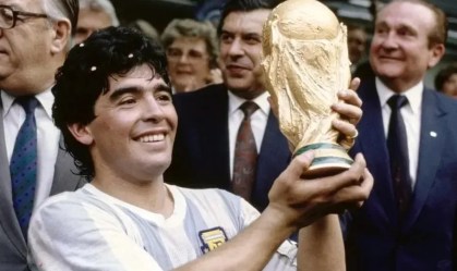 Maradona com taça