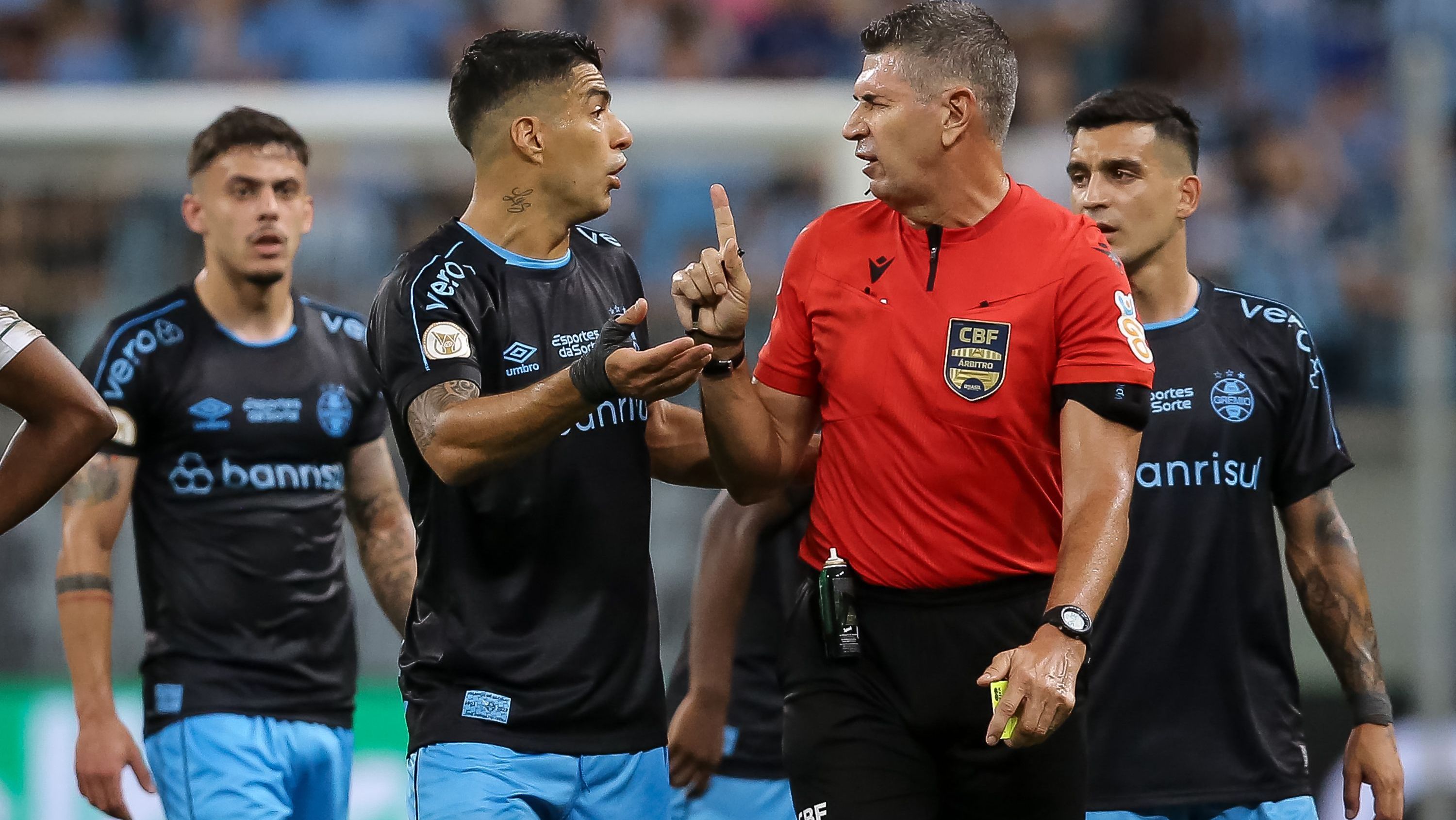 Marcelo de Lima Henrique conversa com Luís Suárez, então no Grêmio