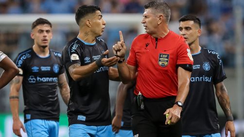 Marcelo de Lima Henrique conversa com Luís Suárez, então no Grêmio