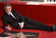 Mark Ruffalo ganha estrela na calçada da fama e recebe homenagens; veja