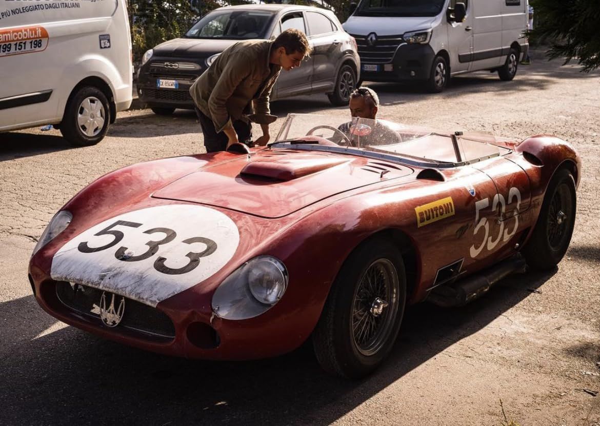 Tem vilão no filme? Tem supercarros da Maserati, como o lindo 350S / Divulgação/Neon/STX