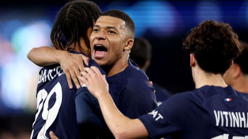 Mbappé comemora com Barcola: os dois marcaram na vitória do PSG sobre a Real Sociedad
