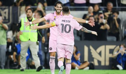 Lionel Messi corre para abraçar Leonardo Campana em jogo do Inter Miami