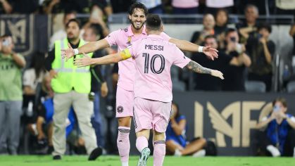 Lionel Messi corre para abraçar Leonardo Campana em jogo do Inter Miami