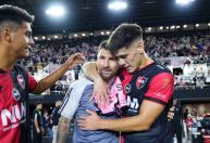 Jogadores do Newell's fazem fila para tirar foto com Messi; vídeo