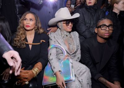 Tina Knowles e Beyoncé participam do desfile Luar durante a New York Fashion Week em 13 de fevereiro