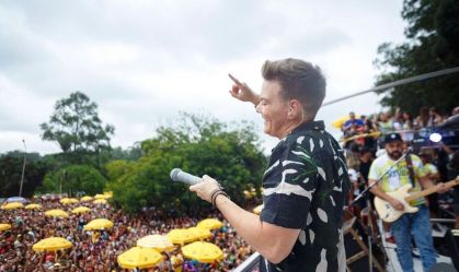 Michel Teló comandará o bloco "Bem Sertanejo" em três cidades diferentes