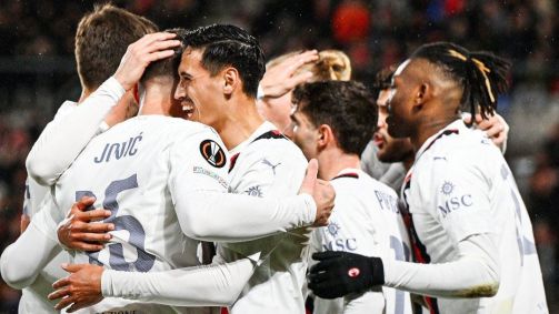 Jogadores do Milan comemoram a classificação na Liga Europa