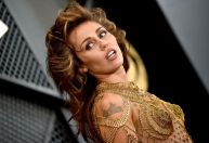 Miley Cyrus usa look feito apenas de alfinetes dourados no Grammy
