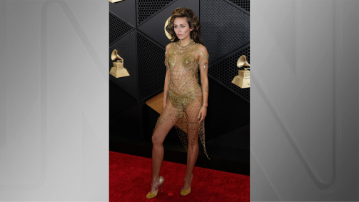 Miley Cyrus no tapete vermelho do Grammy em Los Angeles