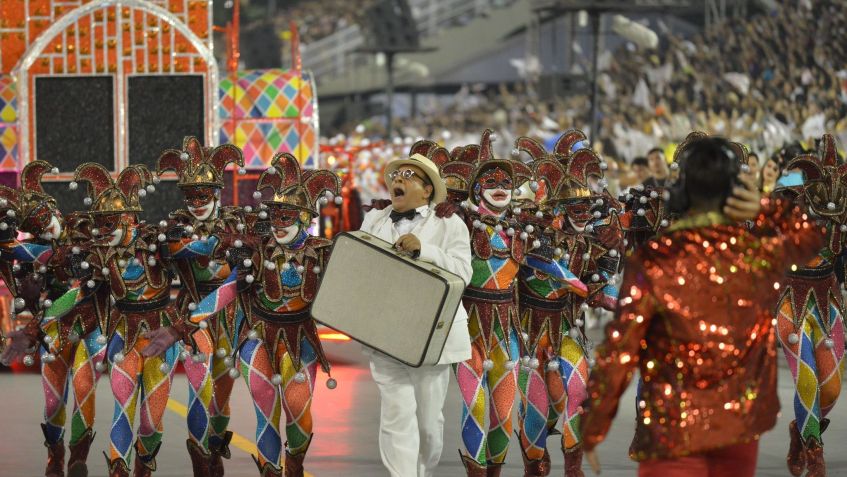 A comissão de frente da Mocidade trouxe o ator Pascoal da Conceição interpretando Mário de Andrade, com sua mala em mãos, pronto para desbravar o Brasil./ Felipe Araújo/LIGA-SP