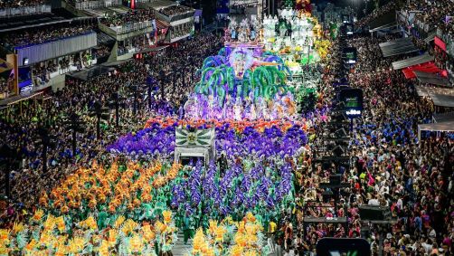 Mocidade Independente abriu a segunda noite de desfiles no Rio na segunda-feira (12)