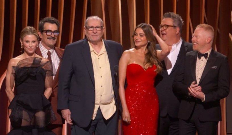 Elenco de "Modern Family" no palco do SAG Awards 2024, no sábado (24) / Reprodução/Netflix