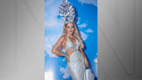 A atriz Monique Alfradique escolheu um vestido prateado com um adorno na cabeça
