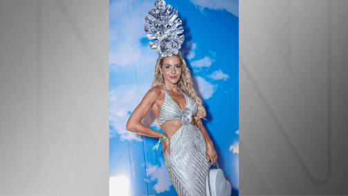 A atriz Monique Alfradique escolheu um vestido prateado com um adorno na cabeça