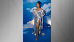 A influenciadora Nanda Carol escolheu um look prateado para o baile