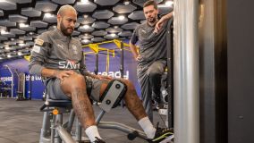 Neymar realizando atividade na academia