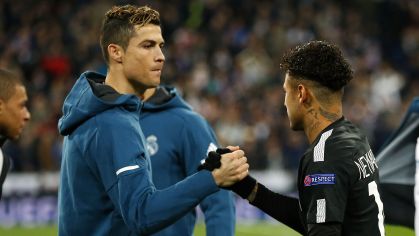 Neymar e Cristiano Ronaldo em um jogo da Champions em 2018