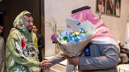 Neymar foi recebido com flores e atendeu aos fãs em seu retorno ao Al-Hilal