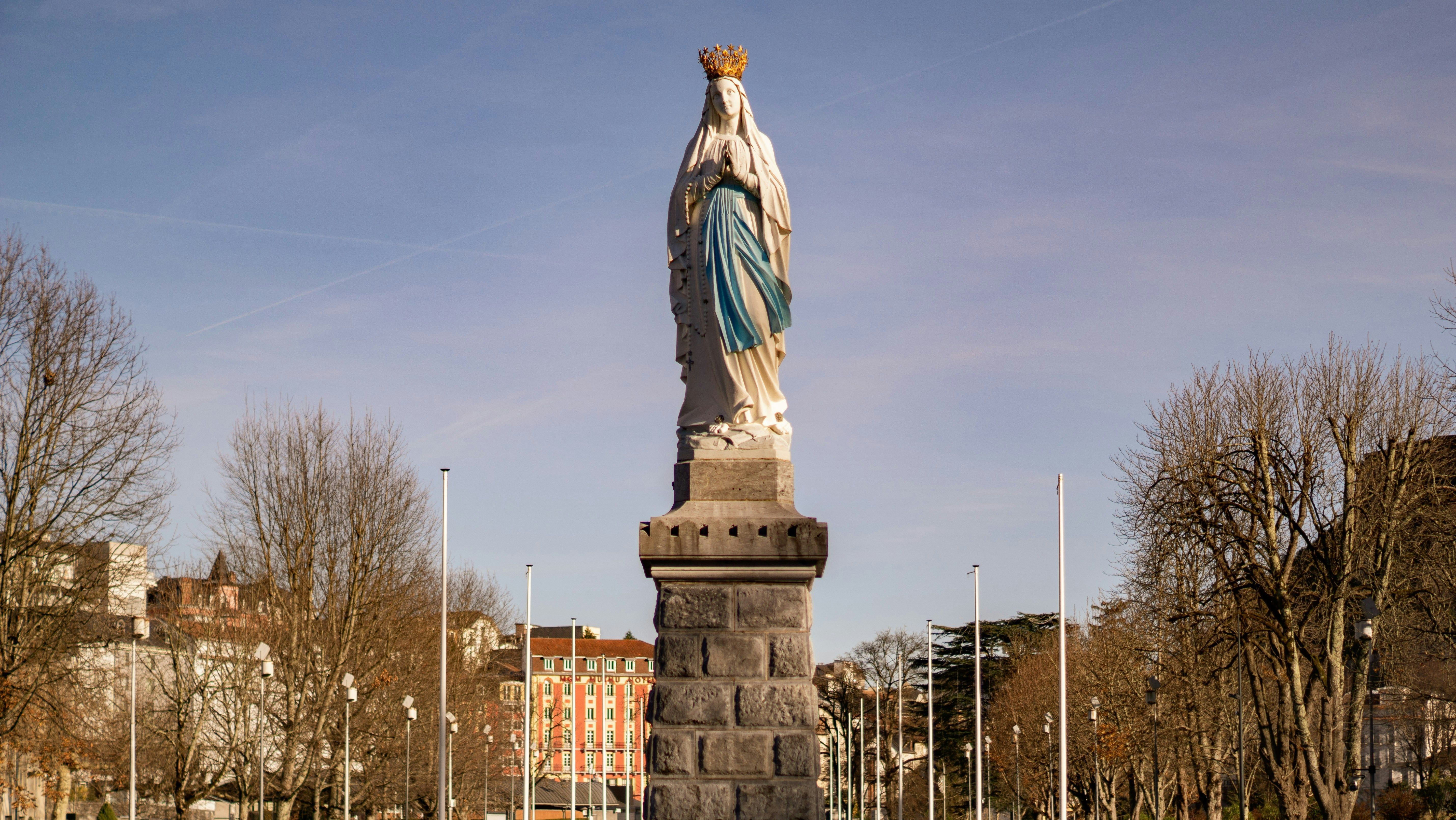 Estátua de Nossa Senhora de Lourdes, na cidade de Lourdes, na França.