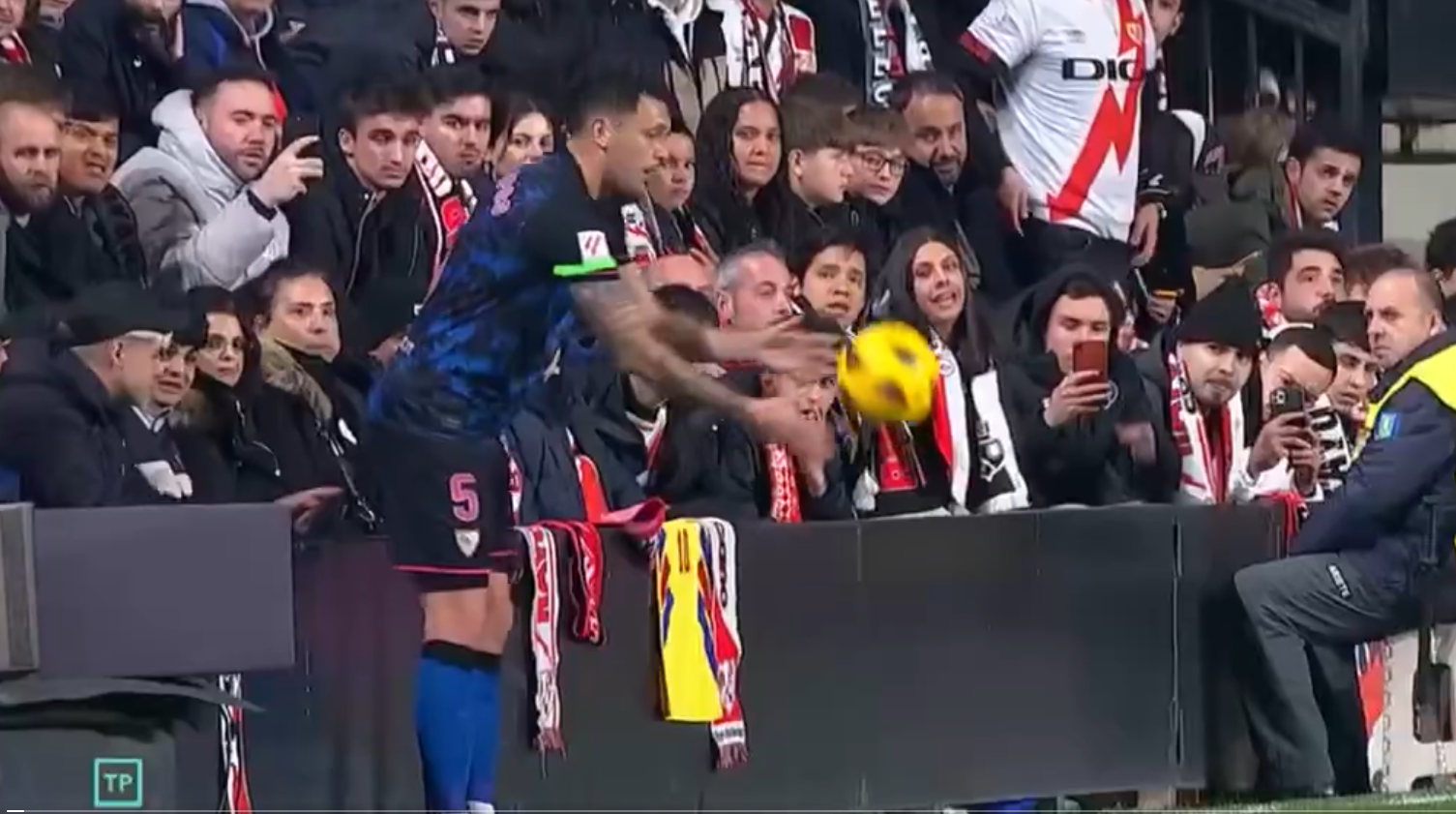 Lucas Ocampos, do Sevilla, é cutucado por torcedor mirim do Rayo Vallecano