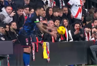 Jogador do Sevilla sofre agressão inusitada de criança em jogo de LALIGA; veja