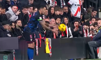 Jogador do Sevilla sofre agressão inusitada de criança em jogo de LALIGA; veja