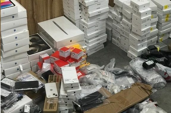 PF prende norte-americana e policial com R$ 3 milhões em eletrônicos dos EUA em aeroporto / Divulgação/PF