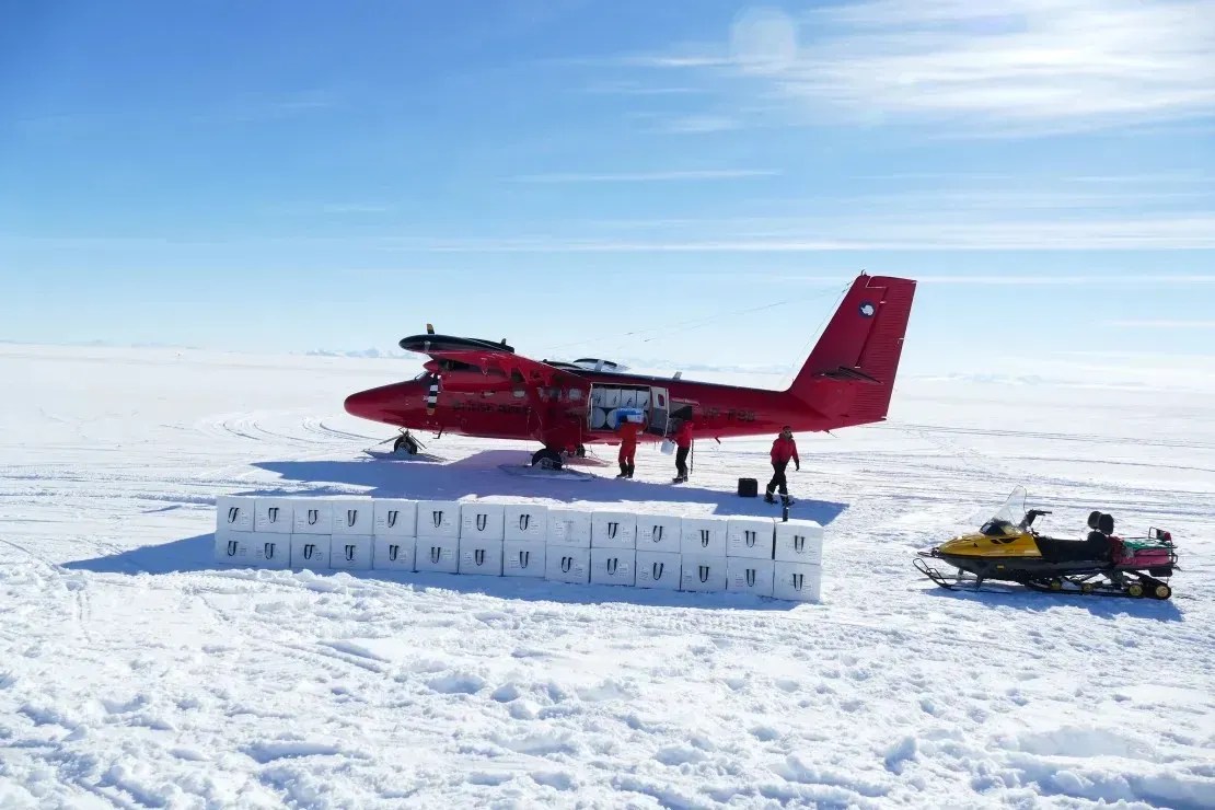 Caixas isoladas cheias de núcleos de gelo sendo carregadas na aeronave Twin Otter, Skytrain Ice Rise, na Antártica / Eric Wolff