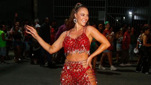 Paolla Oliveira no ensaio de rua da Grande Rio