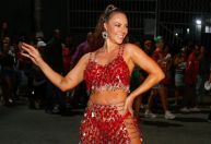 Paolla Oliveira samba muito em ensaio de rua da Grande Rio