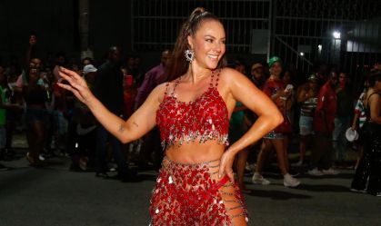 Paolla Oliveira no ensaio de rua da Grande Rio