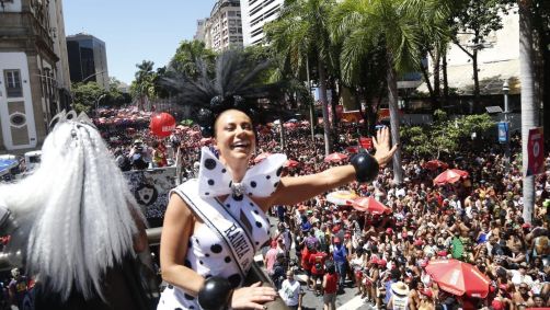 Cordão do Bola Preta, que tem Paolla Oliveira como Rainha do Carnaval, desfilou neste sábado (10) nas ruas do centro do Rio