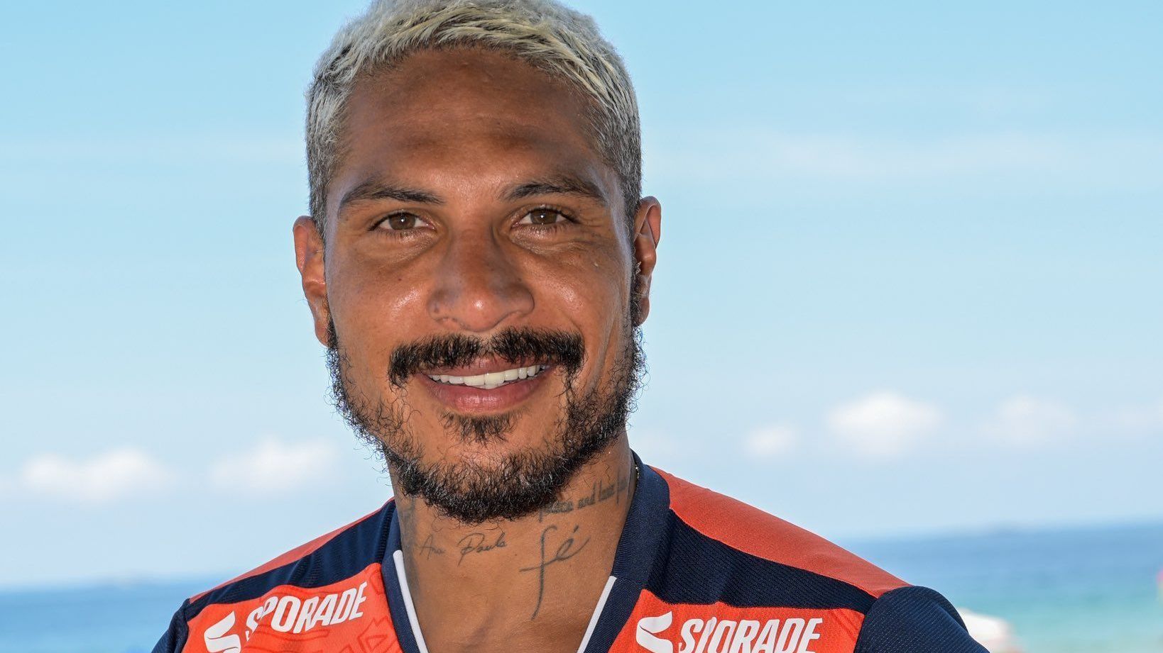 Paolo Guerrero com a camisa do César Vallejo