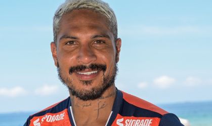 Paolo Guerrero com a camisa do César Vallejo
