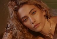 Filha de Michael Jackson faz rara aparição com a mãe; veja