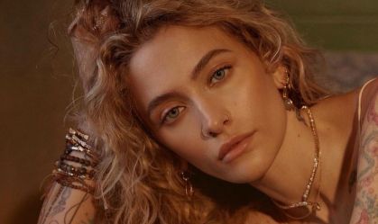 Filha de Michael Jackson faz rara aparição com a mãe; veja