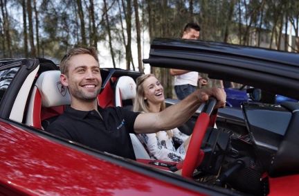 Cody Walker e sua esposa, Felicia, homenagearam a estrela '"Velozes e Furiosos" com seu terceiro filho, que se chama Paul